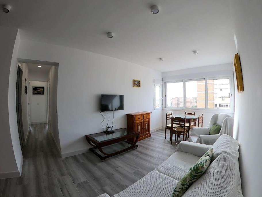 Roch - Stylish Apartment Near Metro Sevilla Buitenkant foto